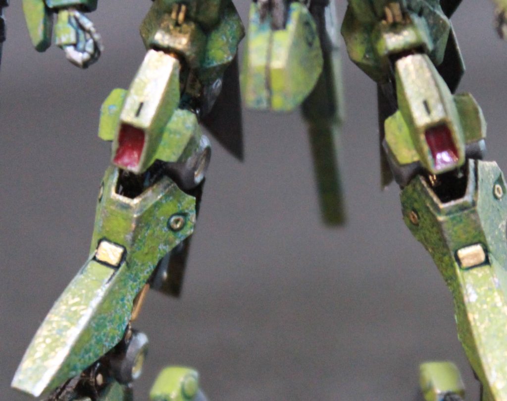 表情は偶然に左右されますが、脛パーツあたりの緑青っぽさが気に入ってます。下地はガンメタルターコイズ→ゴールドオリーブ を混色して濃度を変えながら何度か乗せて行ってゴールド→チタン でドライブラシ