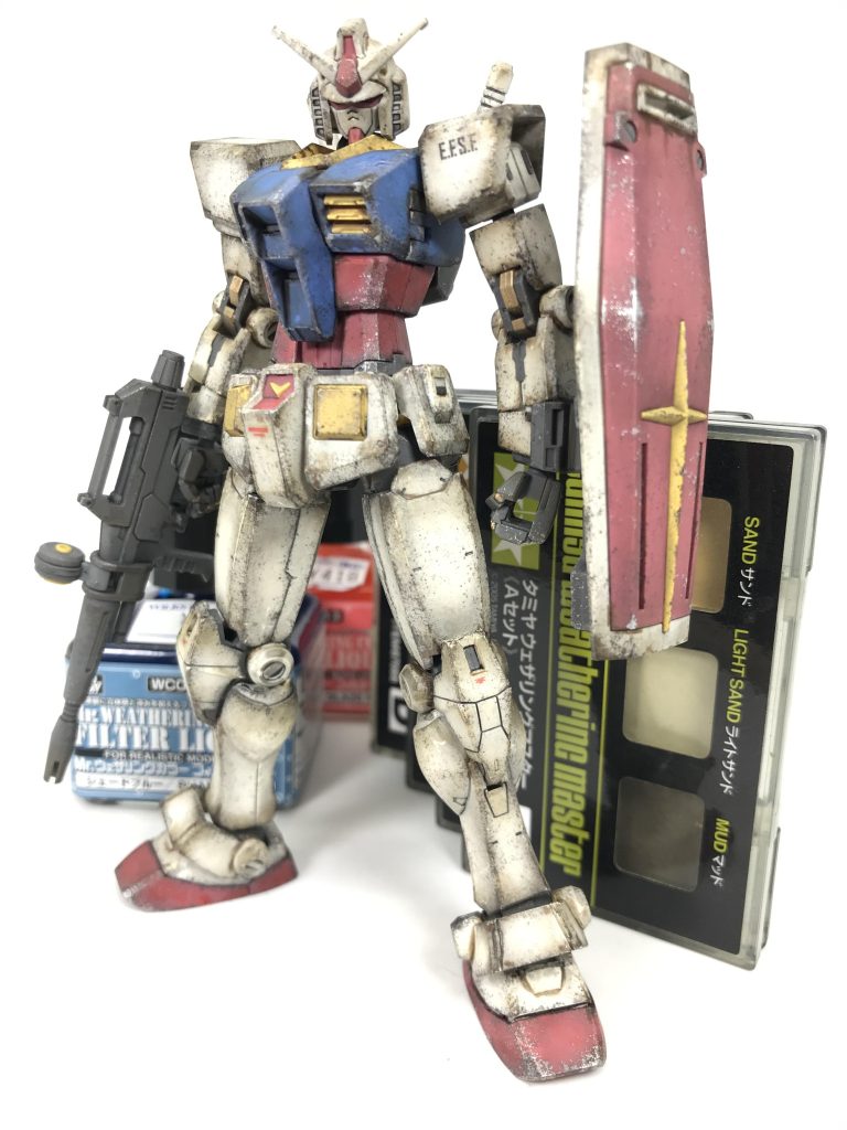 あとはお好みでバーニアや関節部分に差し色でメタル色を追加しますまたウェザリングカラーでくすみ表現や、フィルタリングを追加するのも良いでしょう(筆に少量のウェザリングカラーをつけキットの面部分にポンポンと軽く色をのせ、ある程度乾いたらメラニンスポンジで馴染ませる)ウェザリングマスターで汚れを追加するのも効果的です以上が成型色ウェザリング仕上げのやり方説明になりますウェザリング工程が増えれば増えるほど、時間もかかりますが…よりクオリティアップが期待できるので、時間と相談しお好みの工程で汚しを施してあげましょうそれでは…完成した成型色ウェザリング作品をご覧下さい