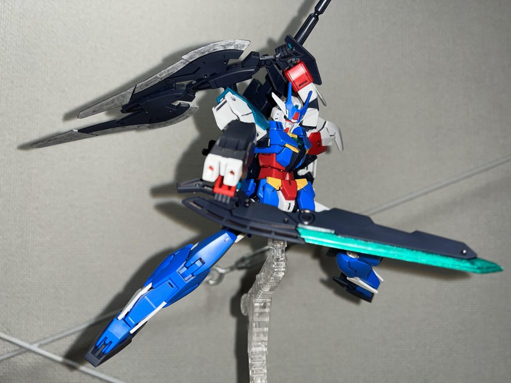 左手で、納刀してるスラッシュブレイドをあともう少しで掴める所までの可動域。コアガンダム凄い、、ところでSEED FREEDOMのブラックナイツが右手でバックパック左側にソードをしまうのカッコよかったですよね。あれ、ブラックナイトのキットは再現出来ますかねー?