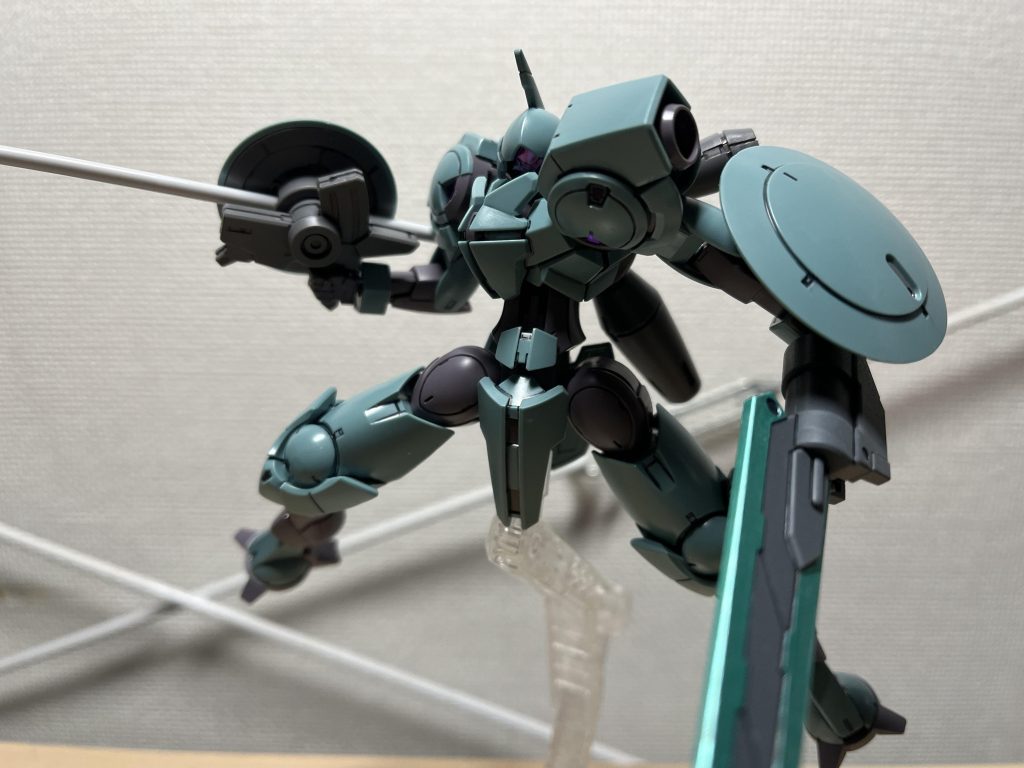 左手にも何か持たせたいなーと思って、ガラスケース内の目が合った機体から剣を奪ってきました。ハインドリーもビームサーベルぐらい装備しとけば良いのに。