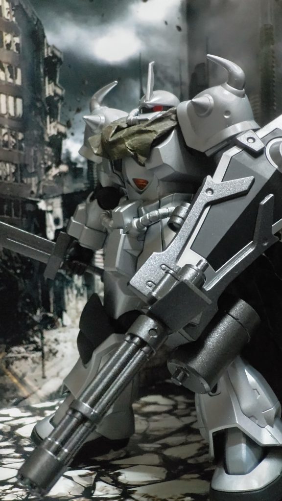 グフカスタムが完成されすぎて改造案が閃かず、ぼーっと眺めていたら西洋甲冑に見えてきたのでボロマント着せそれっぽく。