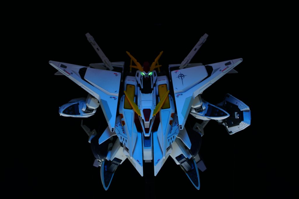 閃光のハサウェイのあのシーンをイメージして再撮影。肘部分のミサイル発射のためのこの腕の角度なのか。ミサイルエフェクトは無しで。メインカメラは日亜化学のブラックミラーUVフラッシュライトを使用。