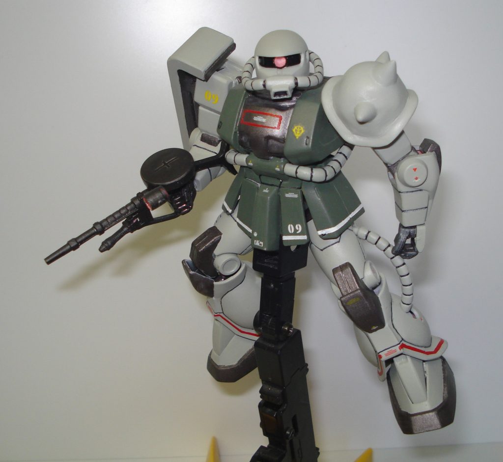塗装はいつも通り筆塗りで、仕上げに艶消しのトップコートを吹いています。ガンダムデカールのほか、マーキングの一部はマスキングテープを使った手書きです。