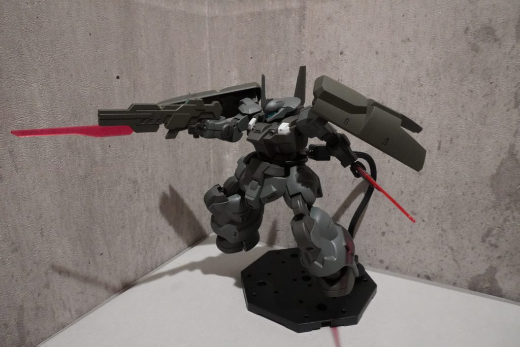 ビームライフルを構えるディランザ