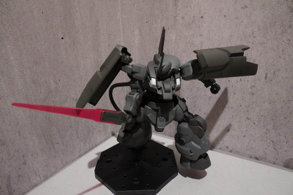 ビームトーチを振り降ろすディランザ