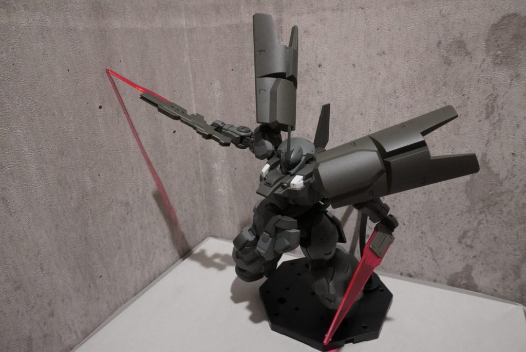 ディランザソルの説明書に掲載されているこのポーズがツボで、メイン写真に設定しました。肩パーツが羽のようにも見え、格好良いです。感想ですが、思いのほか「軍艦色(2)」の色味が暗かったです。そのため、非塗装部分と塗装部分の色味が似通ってしまいましたが、これはこれで統一感があって良い感じになったと思います!