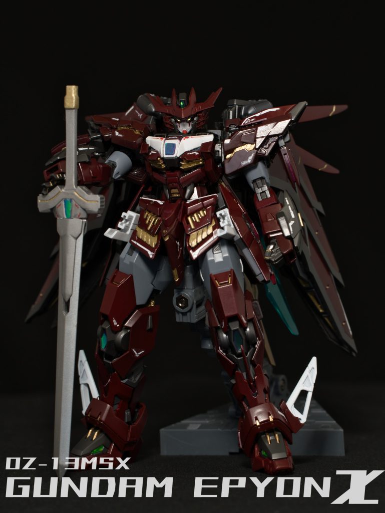  機体設定（後付悪ノリ）同チームの高機動射撃特化機体【WING GUNDAM 00】の前衛・格闘特化型として製作されたMS大型のガンダニュウム製実体剣／ハイパービームソードビームソード✕２ビームブーメラン✕２テイルブレードソードドラグーン✕２といった多くの格闘兵装を有する機体名の【Χ】はデスティニーの持つ核動力機ナンバーであるＸと、相棒00に対して10としてのX、日本語の改を合わせた名称