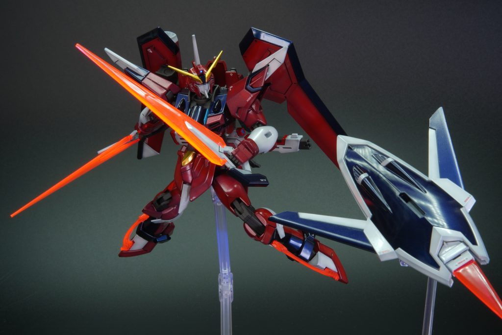 クリアーパーツを蛍光カラーで塗装しブルーライトで反応するようにしています。