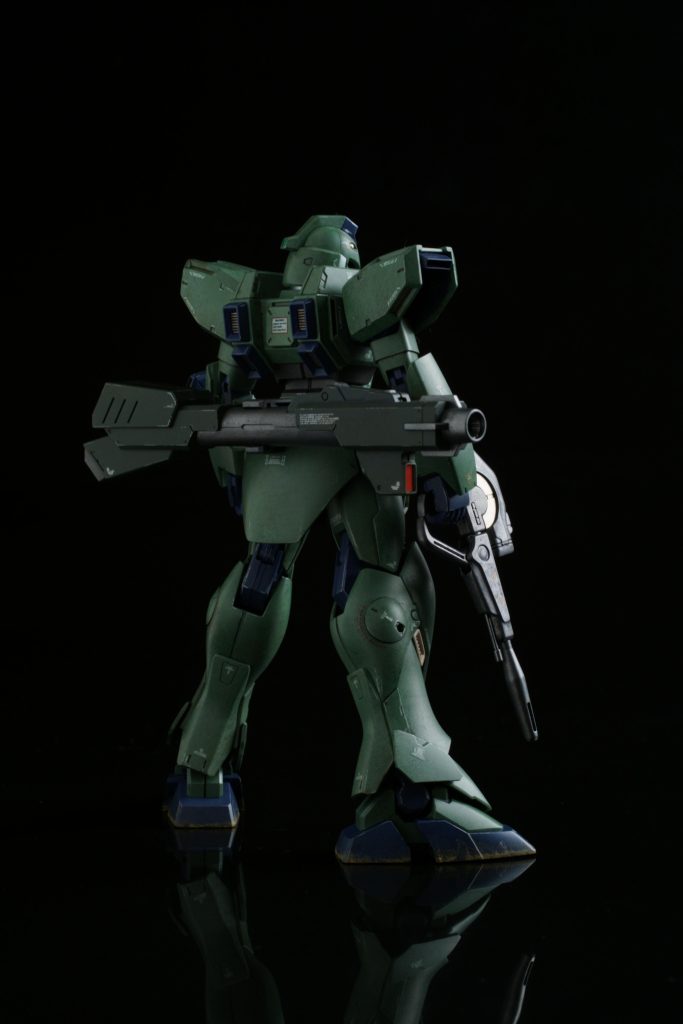 お尻の形状はちゃんと初期生産型に。でも劇中のガンイージはすべてこれなんですよね・・・(キット形状は確認できなかった)ふくらはぎは段落ちモールドにして組み立てやすさを優先しています。