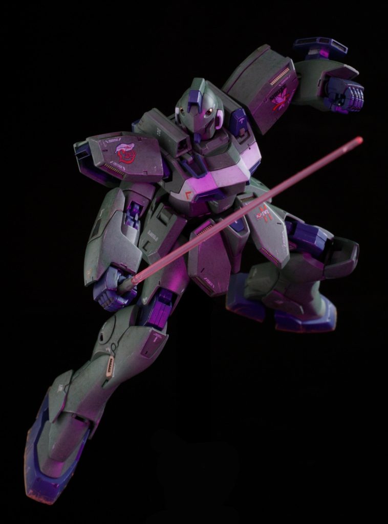 その他、各所のスラスターを金色等で表現して情報量を増やしました。塗装、デカール、それぞれがバランスよく仕上がったなぁ、という印象です。プロポーションも変更しませんでした。ちょっと満足度の高い1品です。