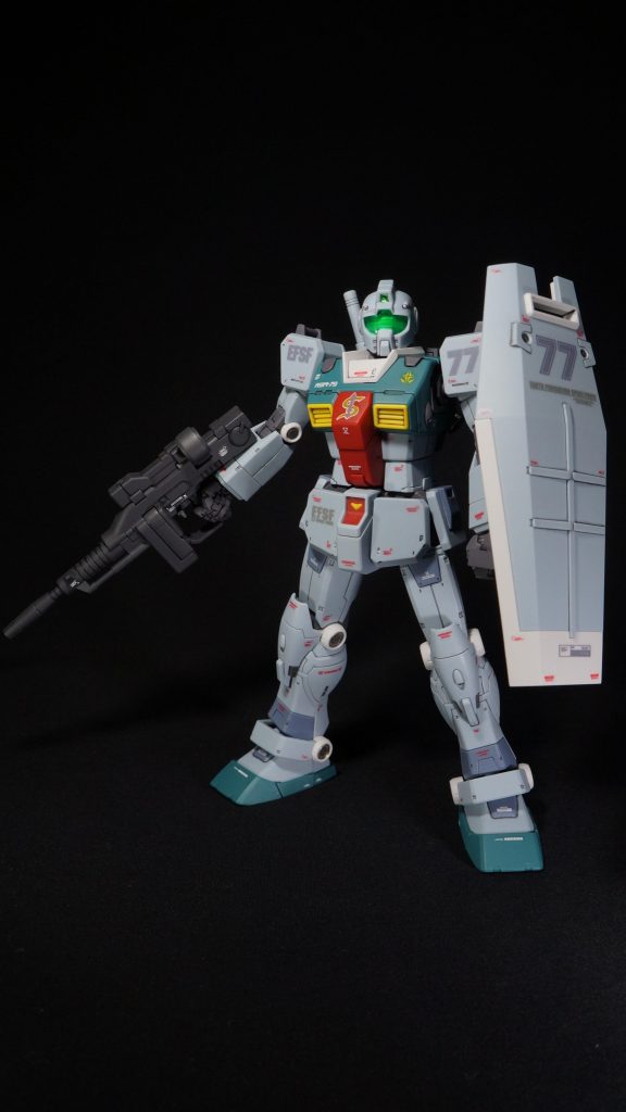 お手軽仕上げとして、全塗装はせず、部分塗装、スミ入れ、デカール貼り、艶消しトップコートで仕上げています。塗装部分はフレームをメカサフヘヴィで、外装も濃いブルーグレーをちょこっと。関節部の丸いところなどをメタリックで塗り分けました。デカールは付属のものと少しだけ市販品を足しています。