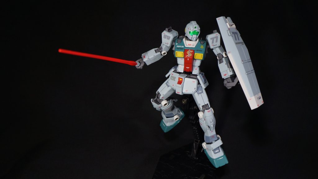 ビームサーベル装備ビームサーベルも蛍光ピンク+艶消しクリアーを塗っています。が、あんまり光らなかったです…。新調したライトが明るすぎたせいかと…。