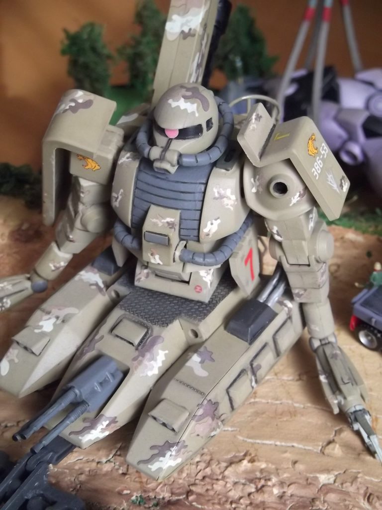 頭や肩はFGザクのものを流用。キットのままでは頭が大きすぎ不格好な印象。また腕にもFGザクの部品を使い本来より長くなっている。