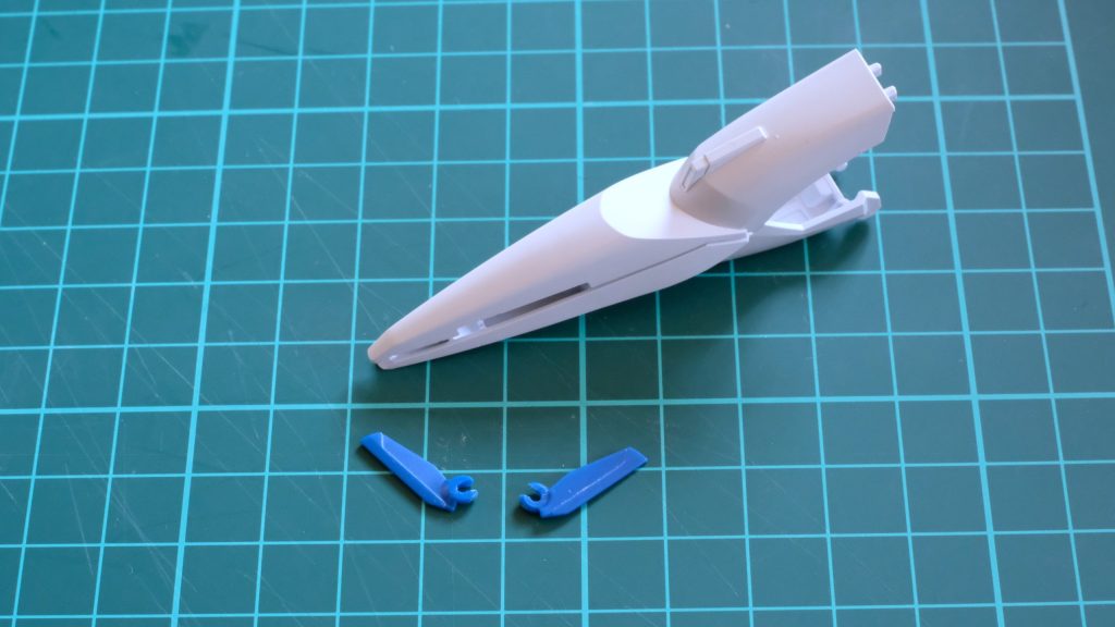 【MA機首のウイング後ハメ】C字にカットして片側は少し薄くし嵌め込みやすくしています。可動部がゆるゆるになったので、軸を瞬着で少し太らせて保持力を調整しました。