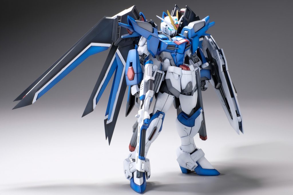 各部合わせ目消しとシャープ化等を行い製作しました。ハンドパーツはBクラブのHDMガイアガンダム用です。ライジングフリーダムのデザイン発表時はピンと来ていなかったのですが、劇場版で動いている姿を見て一気に好きになり、モチベ爆上がりで楽しみながら作ることができました。