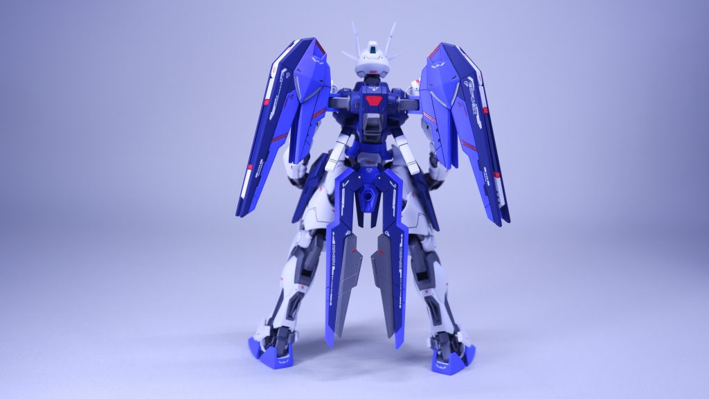 ▲背面、情報量が多くて強そうです