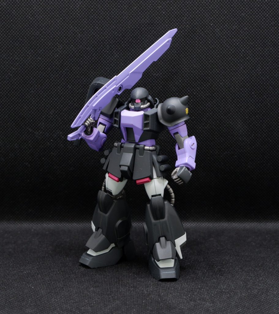 個人的にザクウォーリアのシールドとスパイクアーマーがあまり好きでは無かったので好きな感じにしました(笑)シールドはザクキャノンテストタイプの余剰パーツから。スパイクアーマーは手持ちに良いのが無かったのでFGシャアザクの肩を流用してます。あと頭の突起も無くしました(笑)BTSは…多分K-POPのアイドルグループでしょう、多分きっとそうです(笑)
