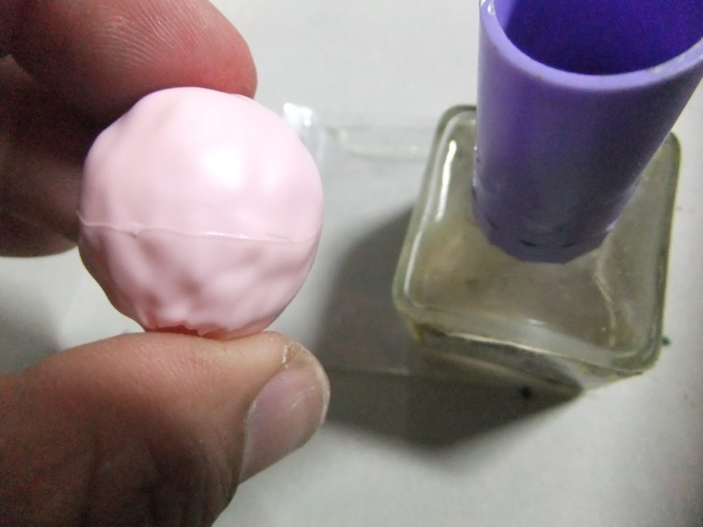 今回のキットでは珍しくパーティングラインが存在します💦しかもチュッチュパイセンのチャームポイントの「ポンポン頭」なのでクレオスのMr.セメントSPでムニュッと接着😁