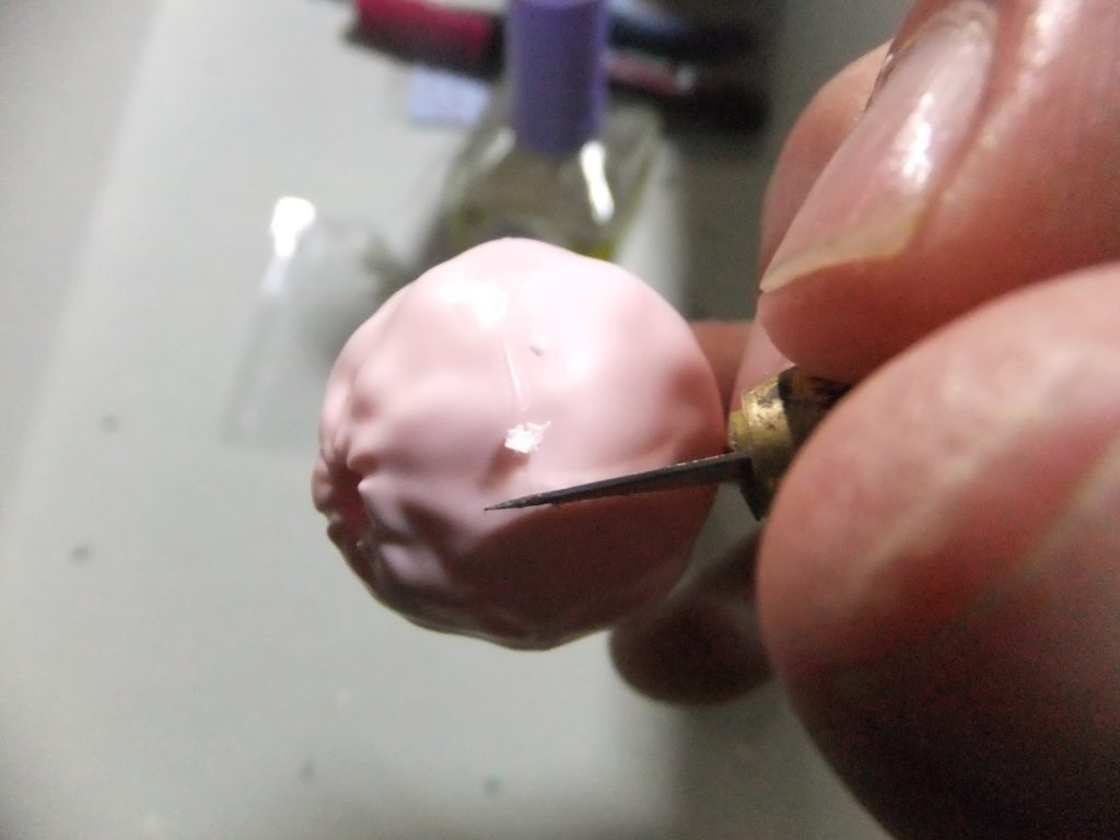 完全乾燥後にカンナ掛けを行ってスポンジヤスリで整形、神ヤスリの1000番迄磨いて下準備は完了となります。