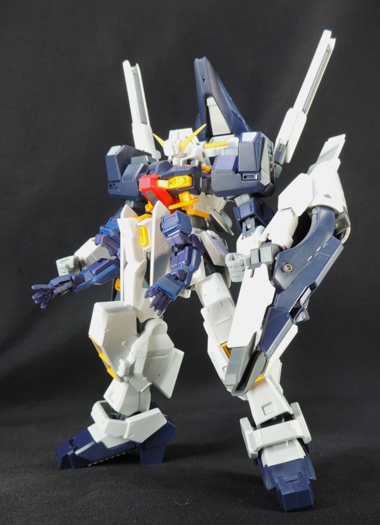 プラ板の積層で胴体を4㎜程度延長し、プロポーションを変更。各部にスジ彫りを追加したり、プラ材を貼り付けたりしています。ハンドパーツは三角屋さんのマニピュレーター(1/144用)を使用しました。