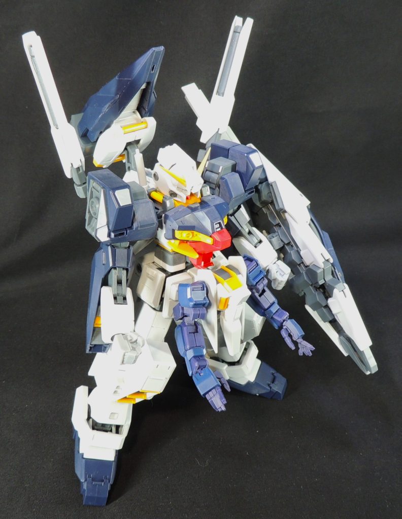 ヒジは内部関節の一部を切り欠いて後ハメ加工しました。各関節にパーマネントマットバーニッシュを筆で塗布し、ヘタリを防止しています。