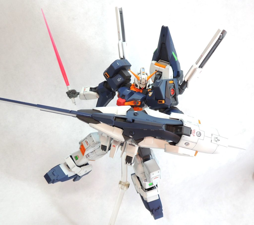 コンポジット・シールド・ブースターや機体の各部に、思うままにディティールを追加しました。