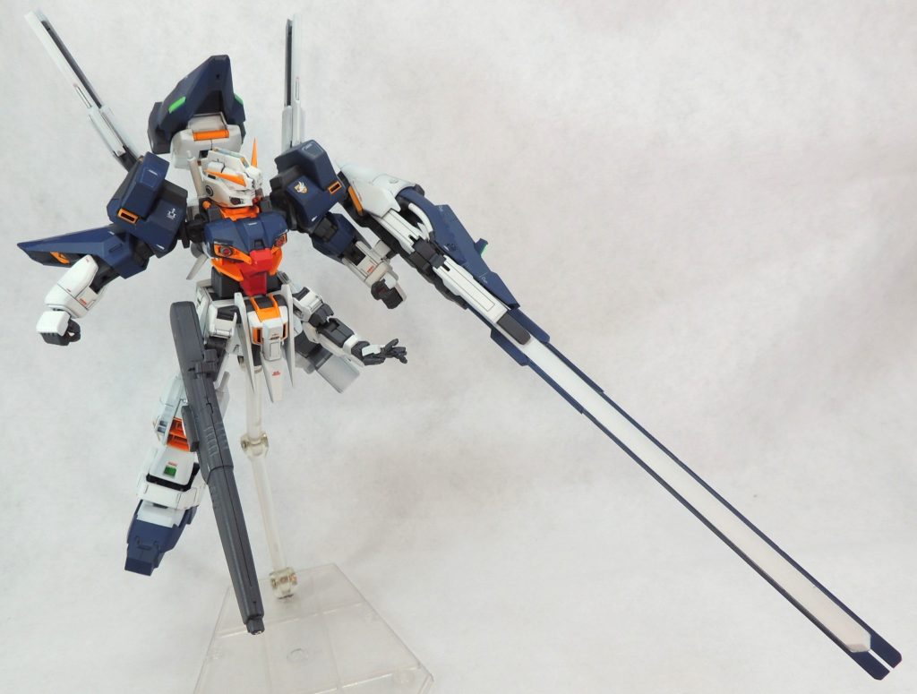 固定式のサブ・アーム・ユニットをヘイズルⅡの腕部に置き換えることにより、ポージングの幅が広がりました。