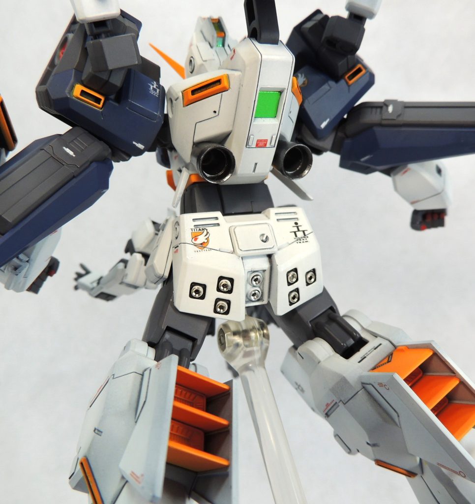 腰部のスラスターには、金属製パーツを使用しました。