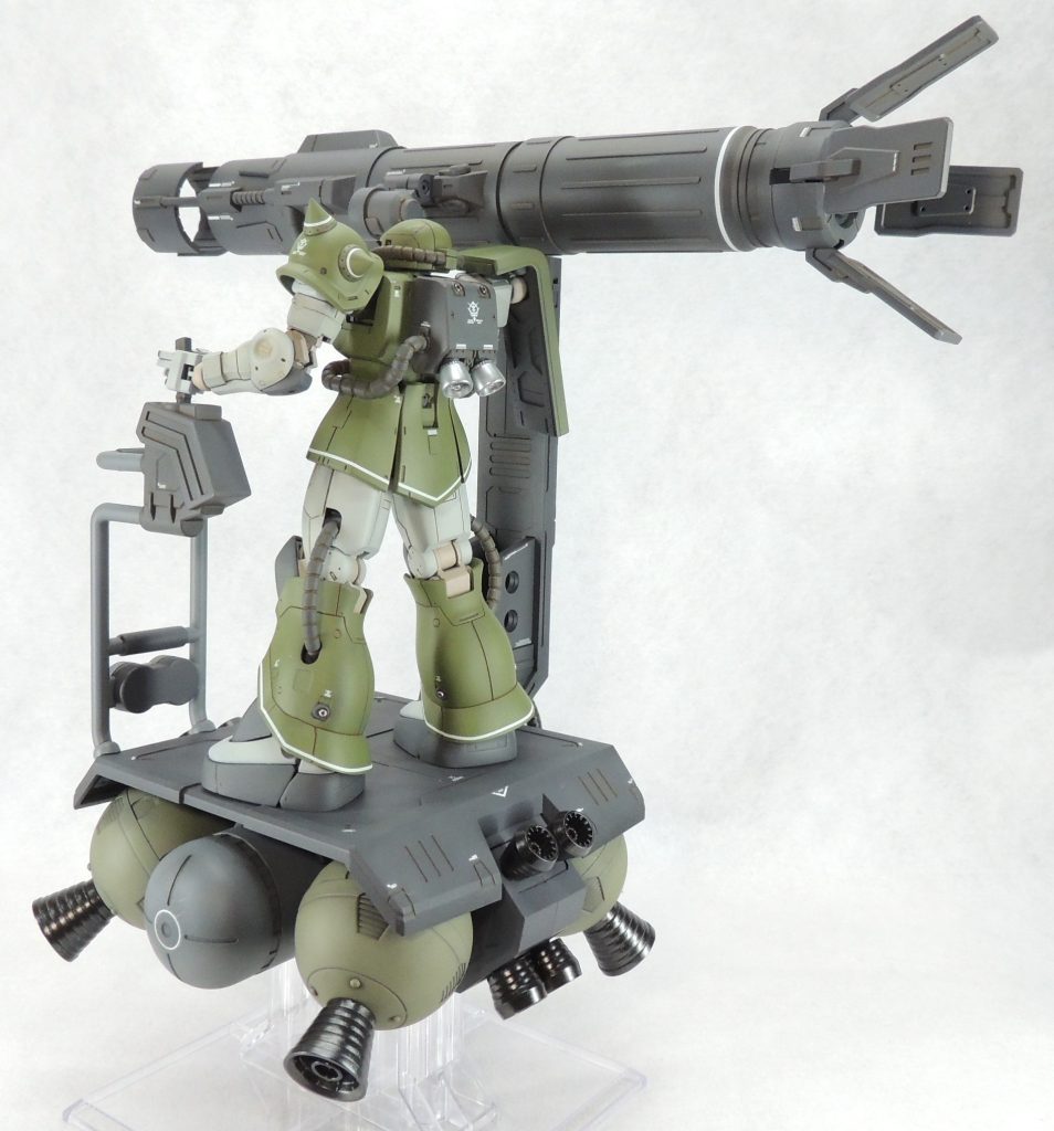 砲塔の後部、スラスター、操縦桿等、意外と可動箇所が多く、様々なサイズのМSの搭乗が可能。特に左手の操縦桿はボールジョイント接続なのでフレキシブルに動きます。