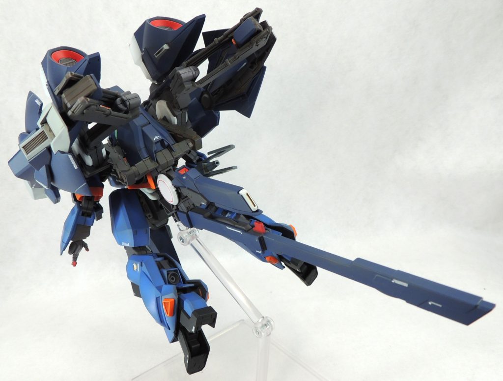 背面から見てもボリューム感が素晴らしいキットです。新規構造ドラムフレームにより、各ユニットの接続位置を変更して様々なМSに対応できる仕様となっています。