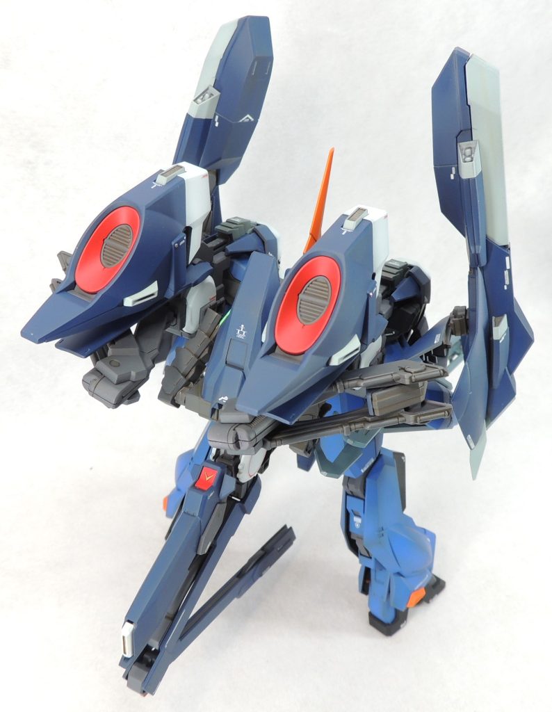 各部のシール表現の部分もマスキング塗装で対応。なお、巨大なユニットを背負っていても、バランスの妙で自立できるところがスゴイ！