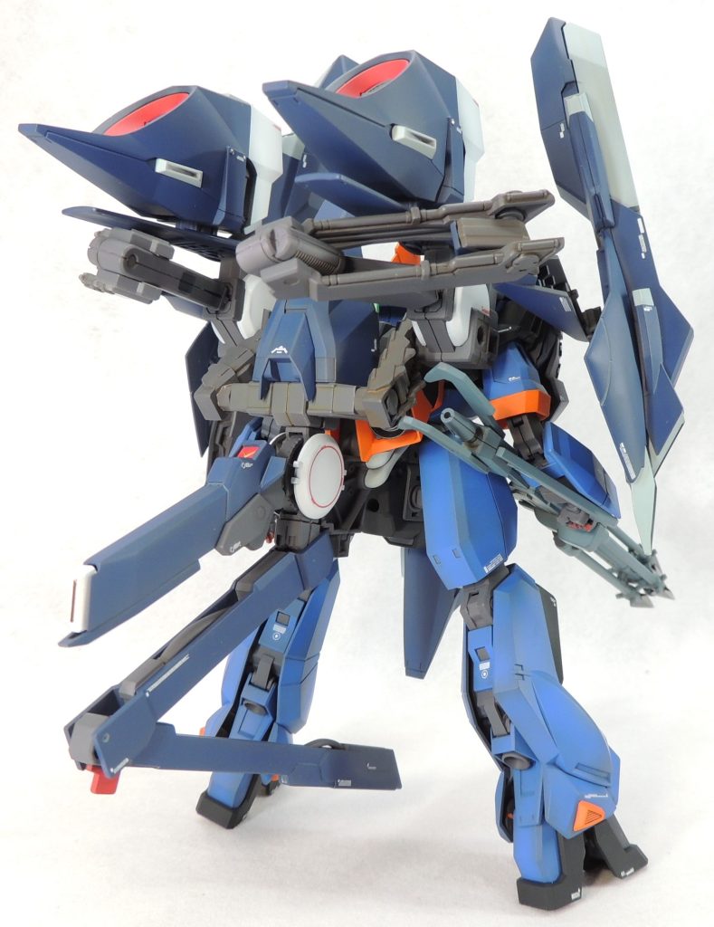 かなりメカメカしい雰囲気となる背面。模型製作をしていると、二次元では理解しにくかった構造が、立体として把握しやすくなります。