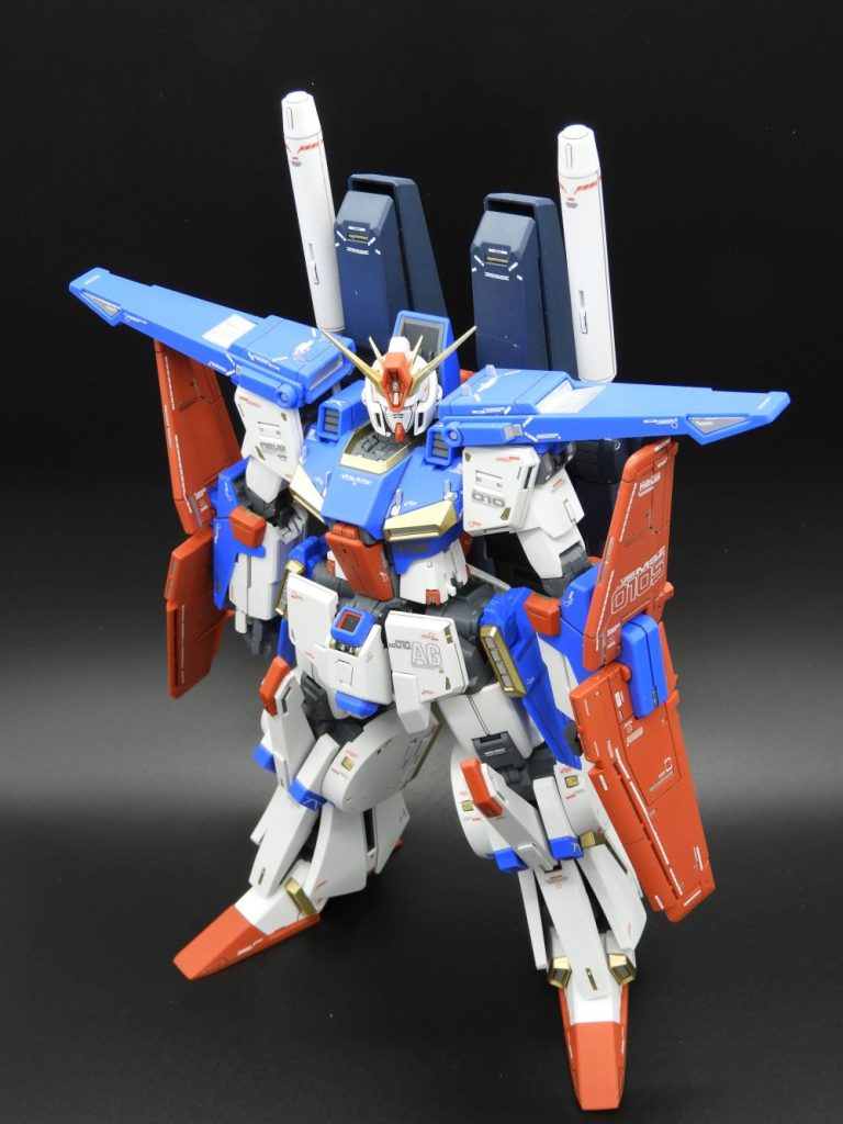 肩や腕のパーツが大きくて、ポーズを付けずに直立のままです。