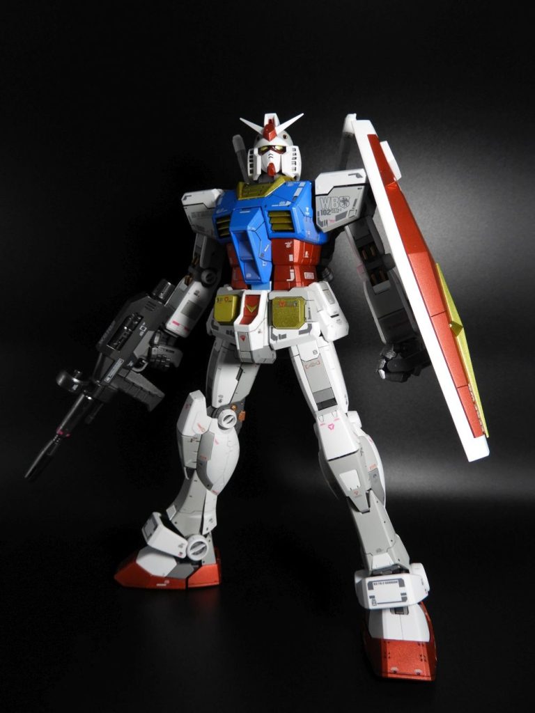 赤、青、黄色はメタリックに塗装しました。ホワイト部分は3色で色分けしましたが、グレーをもう少し薄くてもよかったかなと思っています。