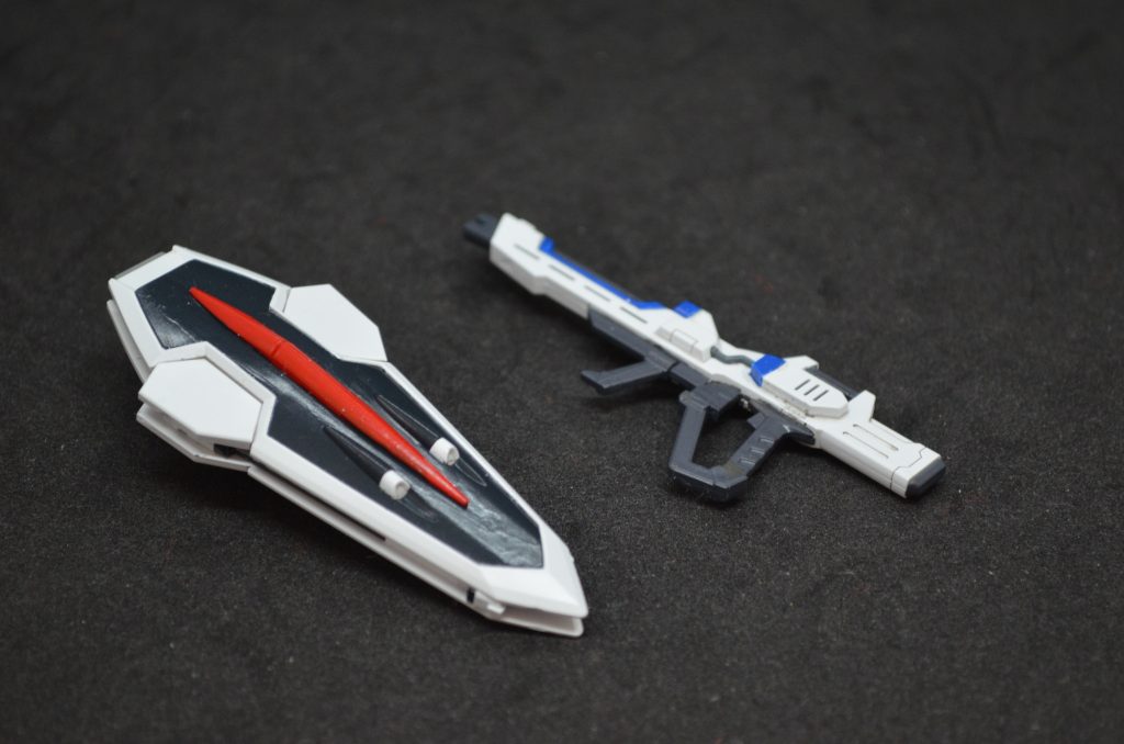 シールドは素組ですが、ライフルはグリップをMGSDのライフルから移植しています。ビームサーベルはとるの忘れた!