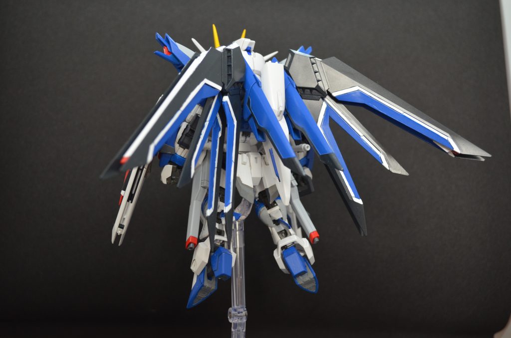 バックショット。バックパックはHGからまるっと持ってきています。”装備を換装できるマルチロール機”とのことですので、将来的にそんなことがあるかも(意味深)知れないので接着はせず、取り外せるようにしています。