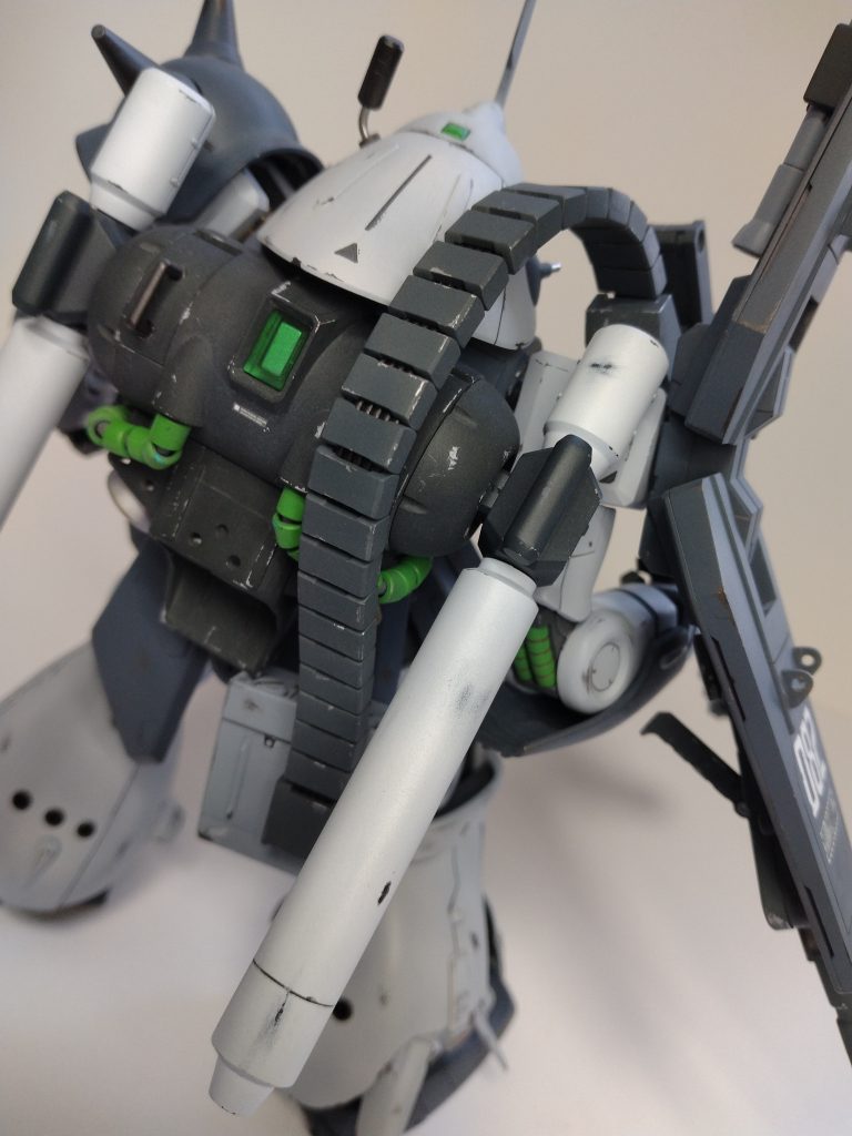 バズーカはベルトで腰のEパックとつないでます。プロペラントタンク追加。ベルト共にFAZZからの流用です。