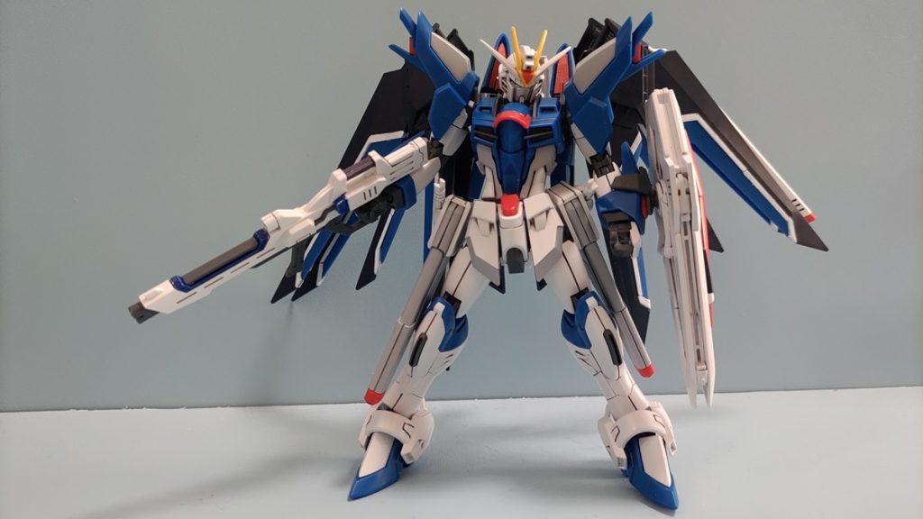 とりあえずのややポーズ付きの正面。初代フリーダムぽさがあって結構好きです。