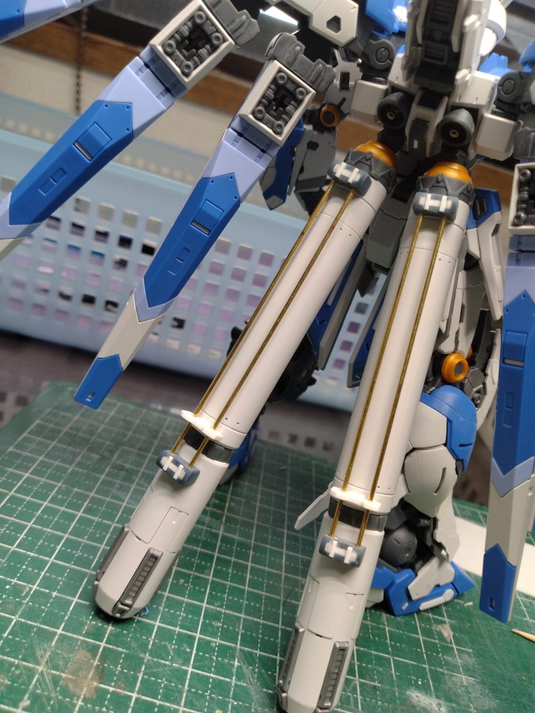 プロペラントタンクを真鍮線にて。