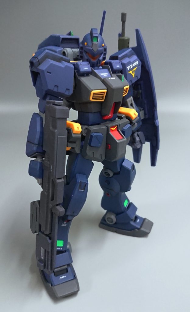 ヘイズルのビームライフルとエネルギーパック、バックパックを装備。ビームライフルはロングブレードライフルを切って、セミロング？ライフルに小改造、形をアッシマーのビームライフル風に、縦に広いビームが「ボハッ」っと出るイメージにしています♪w