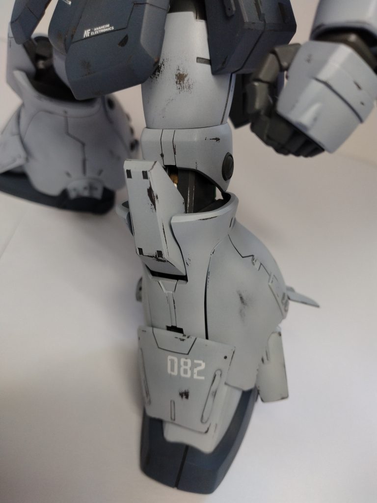 塗装剥げは『塗り』ではなく実際に『剥がし』を行いました。1層目・サフ 2層目・黒鉄色 3層目・ケープ(ヘアスプレーのやつ) 4層目・本塗装乾燥後、表面を水で濡らしながら、つまようじや、筆でこすり、2層目の黒鉄色が現れるよう剥がし。今見ると一色なので物足りないですね…