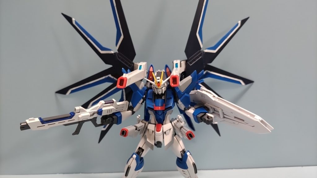 正面からフルバースト! ん-いまいち写真写りが良くないですかね・・・。羽の白の塗装がなかなか時間かかりました( ;∀;)