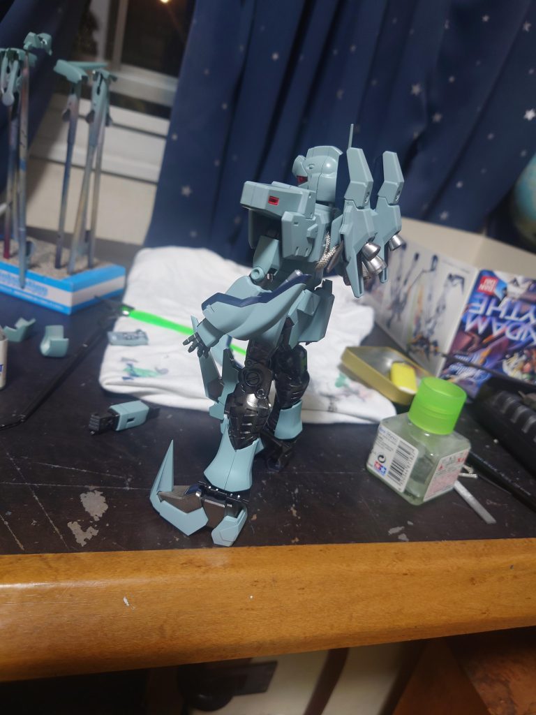 少しわかりにくい部分なのですがバックパックにタミヤさんのメッシュパイプで本体と繋げています