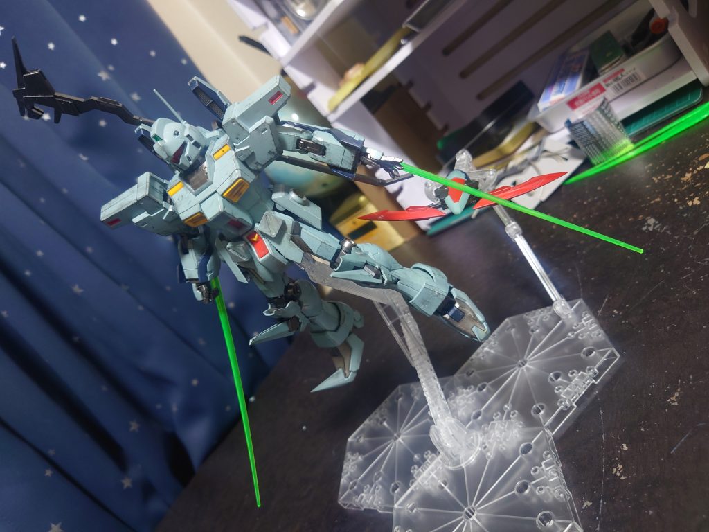 前腕部にデスサイズの肩アーマーを取り付け中にジム・カスタムのビームサーベルをマウントして仕込みビームサーベルとしていますシールドパーツは自立支援機をイメージして単体飛行する設定です