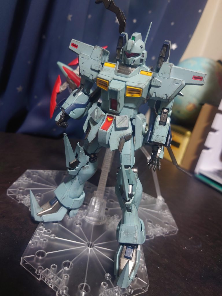 機動性を確保するため外部装甲は通常のものよりも薄いという脳内設定のためウェザリングをキツめにかけてます膝蹴りなど荒々しく戦うイメージで脚部はとくにウェザリングを多めにしてます