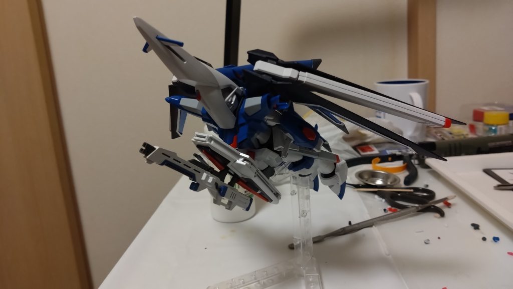 テーブル散らかってますがこのアングルも好き、しかしシールドの下にライフル付けるとは、大気圏突入の熱は平気なのか？そもそもライフリはバッテリーなのか核なのか気になりますね！