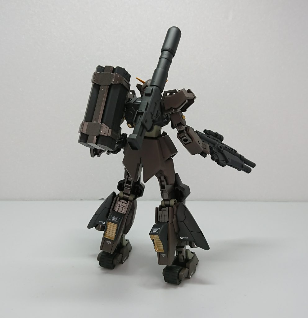 背面バックパックはコアガンダム系についてくるバックパックにかぶせるアレをプラ板やスラスターパーツを切り貼りして作りました。