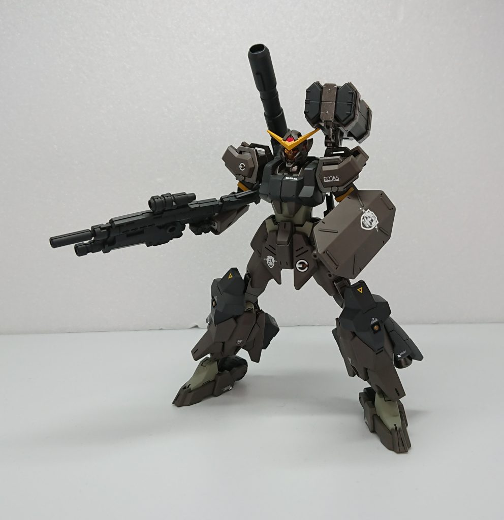 背面左側武装 四連装ミサイルコンテナ威力が高く弾速も早いが弾数が四発のみのミサイル、使用後はパージして機体を軽くできる。メイレスビャクチのミサイルをそのまま付けました。