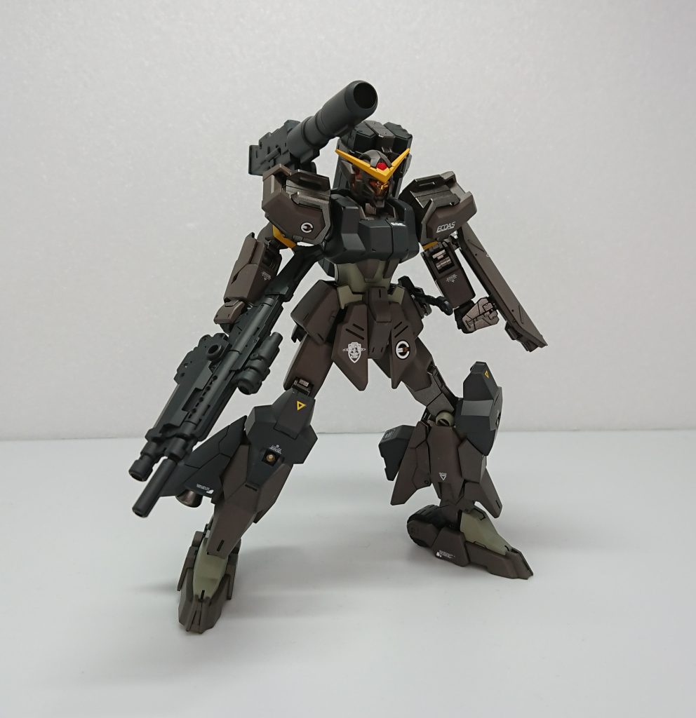 背面右側武装 可動式大型ロケット砲凄まじい威力のロケット砲、こちらも四発しか弾がなく使用後はパージして機体を軽くできる。ジャンクパーツの中から見つかったたぶんコトブキヤのロケット砲を使ってます。