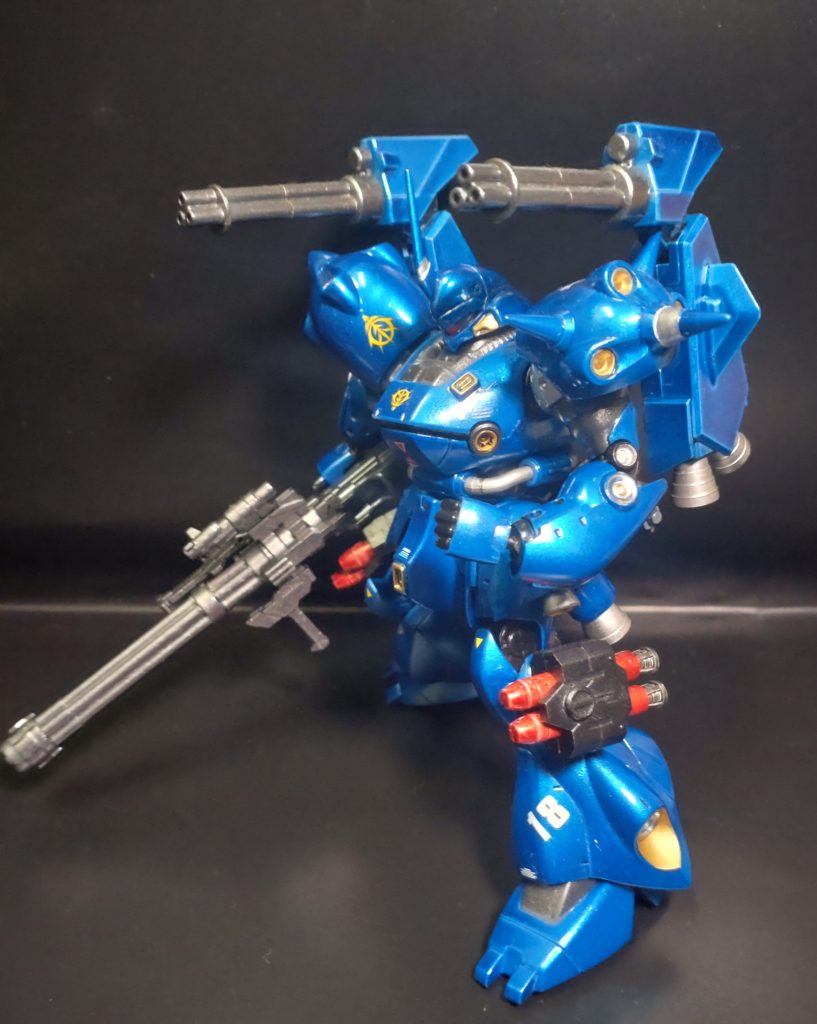 側面から。肩などの目立つ合わせ目は消し、細部は筆で塗り分けています。